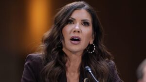 Donald Trump menesztette a bevándorlási razziákért is felelős Kristi Noem belbiztonsági minisztert