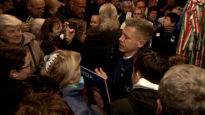 Két erős fideszes körzetben lelkesítette híveit Magyar Péter pénteken