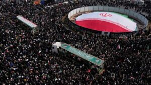 Teheránban temették el az amerikai–izraeli csapásokban megölt iráni parancsnokokat