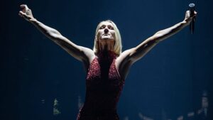 Lila fényben úszott az Eiffel-torony Céline Dion színpadi visszatérésének tiszteletére