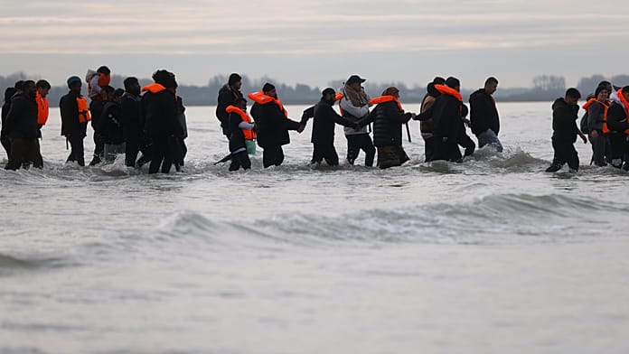Franciaország: Több mint 250 menedékkérő kelt át a La Manche-on Angliába