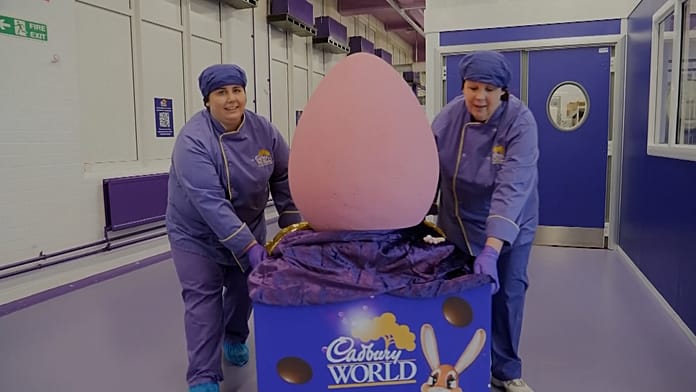 A Cadbury bemutatja 55 kilós Mega Mini Egg óriástojását húsvét előtt