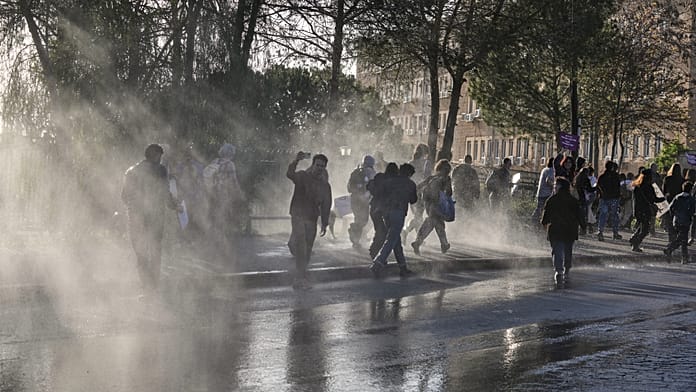 Összecsapások az izraeli hadsereg és palesztinok között egy észak-jeruzsálemi razzia során