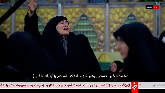 Gyászolók gyűlnek Mashhadban Irán legfelsőbb vezetője, Hamenei halála után