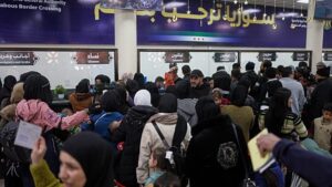 Több tízezren menekülnek az izraeli légicsapások elől Libanonból Szíriába