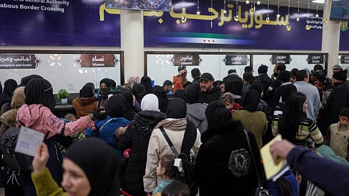 Több tízezren menekülnek az izraeli légicsapások elől Libanonból Szíriába