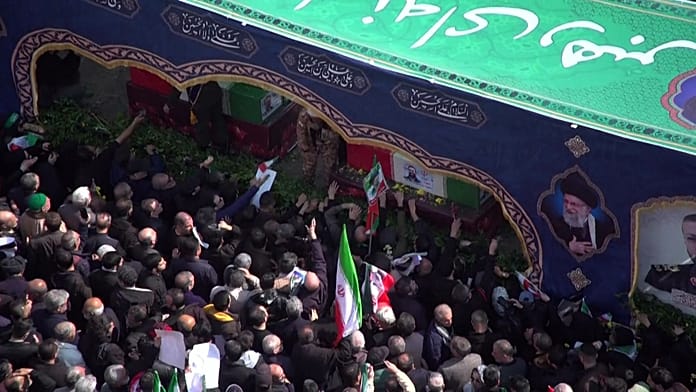 Irán: tömeges gyászszertartás Teheránban Laridzsániért és a csapásokban elhunytakért