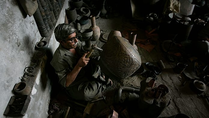 Portrékkal vésett sírkövek őrzik az emlékeket Pakisztánban