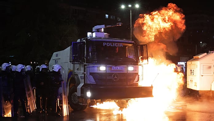 Zavargás lett egy újabb kormányellenes tüntetésből Tiranában