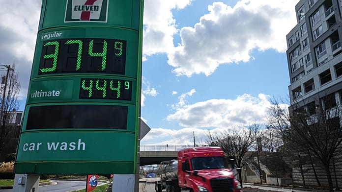 Az Egyesült Államok ideiglenesen feloldja az iráni olajra vonatkozó szankciókat