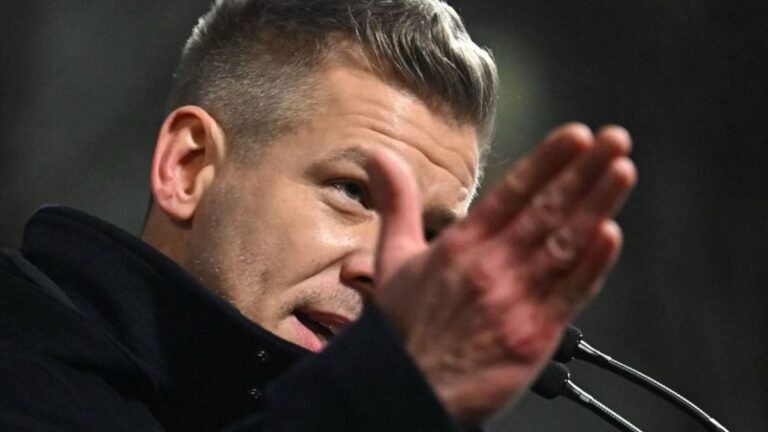 Az igazi átverési kísérlet: Magyar Péter úgy határolódott el Zelenszkij életveszélyes fenyegetőzésétől, hogy közben együtt dolgozik Kijevvel a kormánybuktatáson