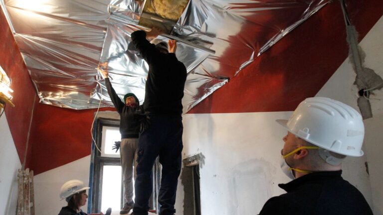 Tombol a szakemberhiány az építőiparban – mutatjuk, milyen területeken dolgozókat különösen nehéz találni