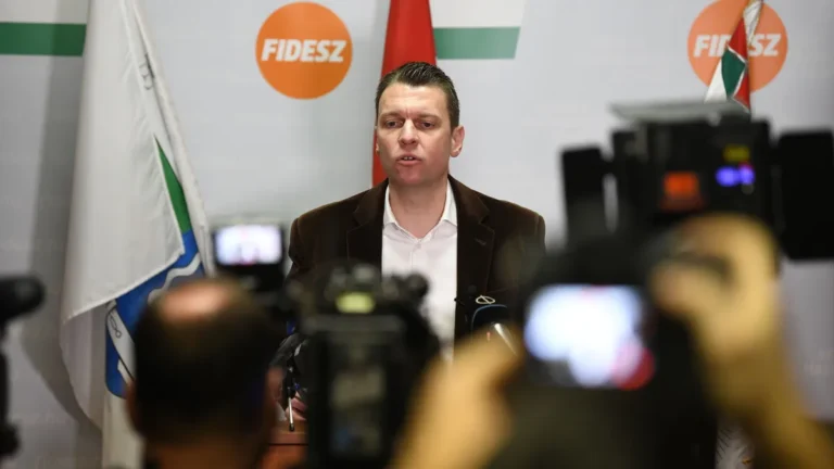 Menczer Tamás: Példátlan külső nyomás nehezedik Magyarországra