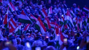 Ukrán fenyegetések és politikai erőszak közepette is erősödik a Fidesz támogatottsága