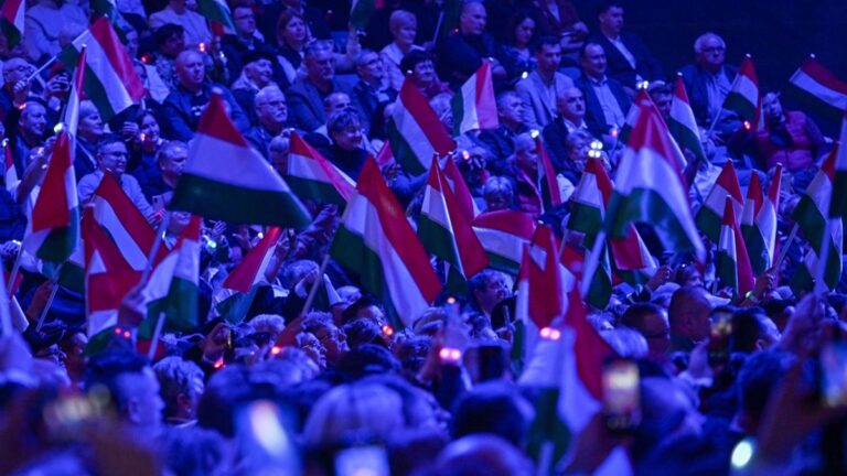 Ukrán fenyegetések és politikai erőszak közepette is erősödik a Fidesz támogatottsága