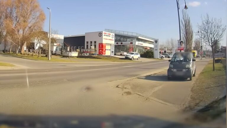 Agresszív kismalacként tepert a járdán egy Smart Veresegyházon + videó