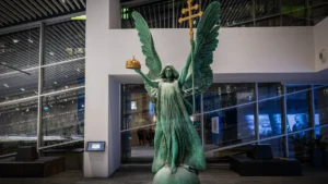 Testközelből is megnézhető Gábriel arkangyal – látogatható a Hősök tere ikonikus szobra