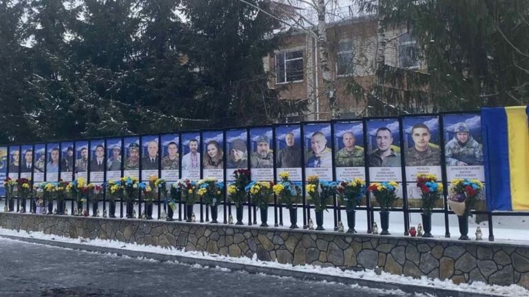 Zelenszkij elárulta az ukrán népet: sokkal több a hősi halott, mint amennyit beismert