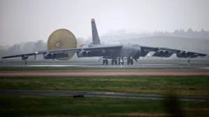 Pusztító B-52-es bombázók szálltak le a briteknél, Trump nagy csapást ígér Irán ellen