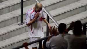 A világbotrányt okozó fejelés, amellyel Zidane ledöntötte saját szobrát