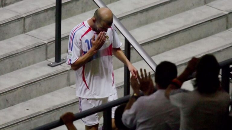 A világbotrányt okozó fejelés, amellyel Zidane ledöntötte saját szobrát