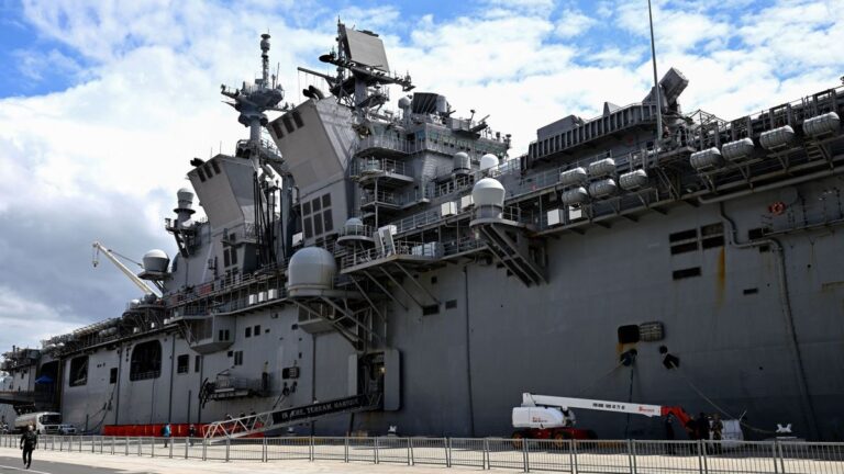 USS Tripoli hadihajó: több ezer katonával a fedélzetén megérkezett Irán térségébe + videó