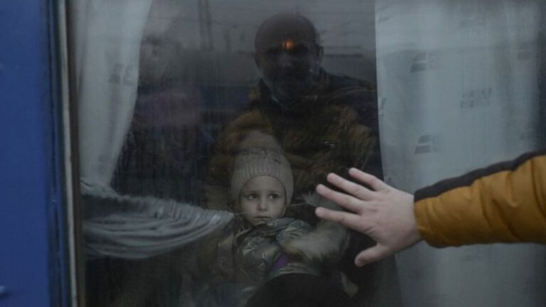 Többnapos teljes leállás Európa kikötővárosában + videó