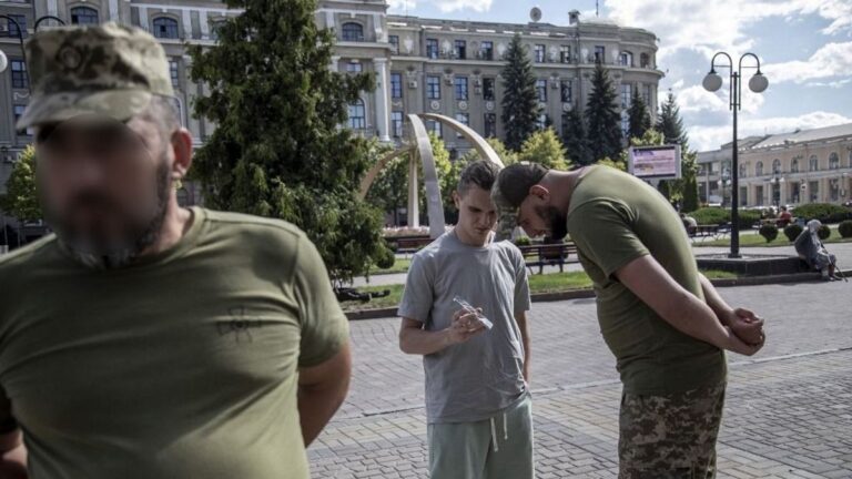 Kényszersorozás: egy férfi sincs már biztonságban Ukrajnában + videó