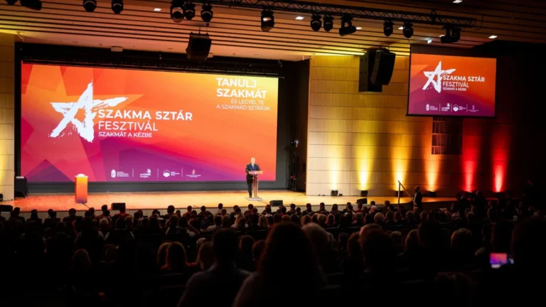 Sztárok gyűrűjében Orbán Viktor – a kormányfő szerint jó lóra tett Magyarország