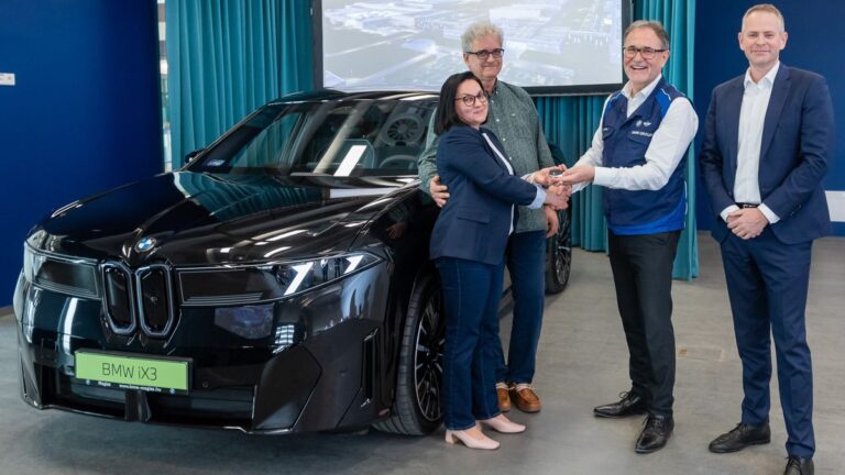 Átadták az első magyar vásárlónak az új, Debrecenben gyártott BMW-t