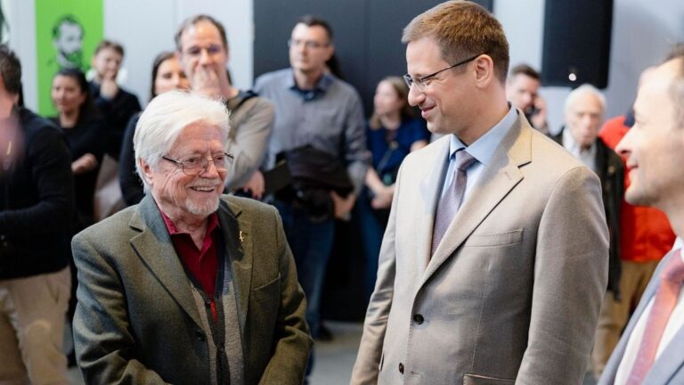 Ilyen nincs még egy – Különleges terepasztalt adott át a Miniszterelnökséget vezető miniszter + videó