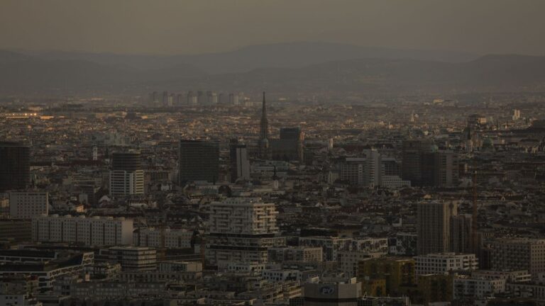 Összeomlott Bécsben egy építkezés állványzata, többen meghaltak