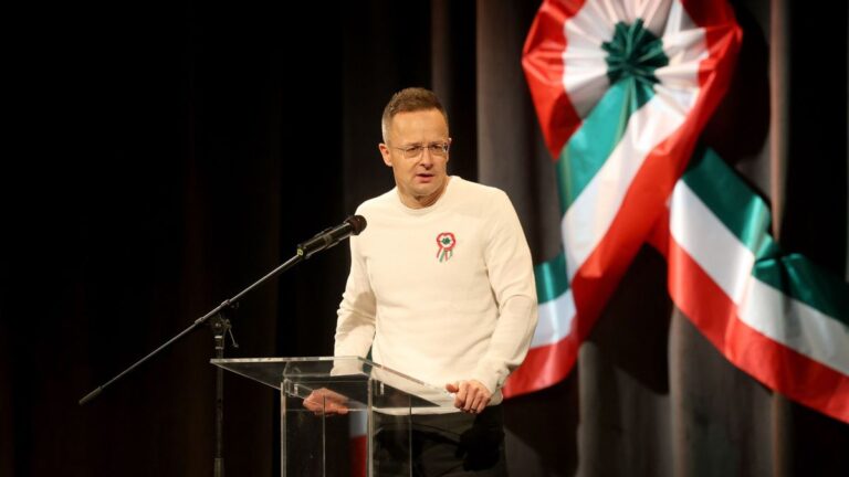 Szijjártó Péter: A biztosra kell menni, a nullkilométeres bohócok csak bajt hoznak
