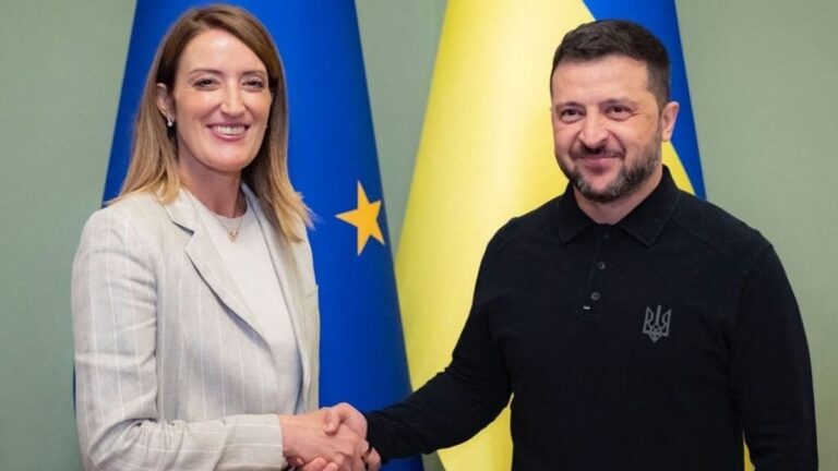 Zelenszkijt és Merkelt is kitüntette az EU, szerintük mindketten hozzájárult az európai értékek védelméhez