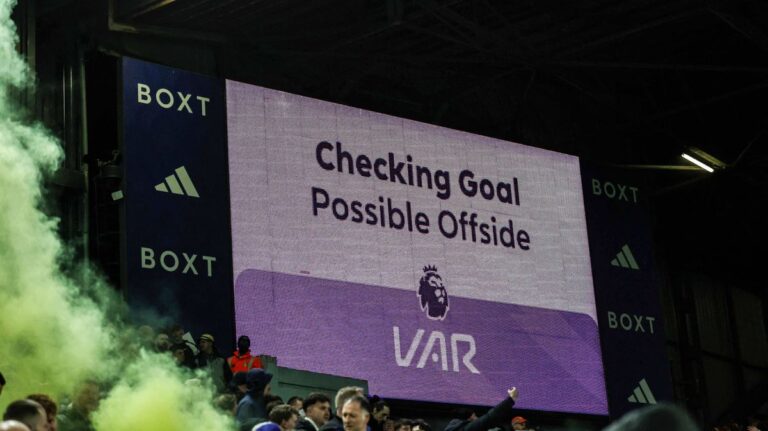 A szurkolókat kérdezték a VAR-ról, nem maradtak el a csattanós válaszok