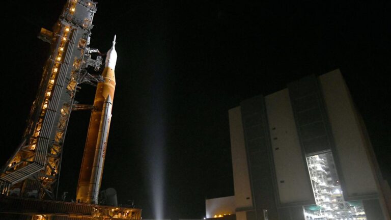 Napokon belül űrhajósok indulnak a Hold túlsó oldalára, ahol nincs kapcsolat a Földdel + videó