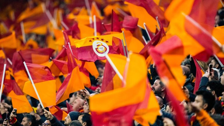 Döbbenetes videók, Liverpool belvárosát tűzbe borították a Galatasaray szurkolói
