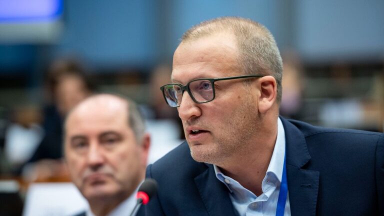 Megint lebukott a Tisza: épp a tomboló olajválság közepette fognának hozzá a Mol átalakításához