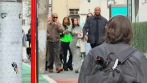 Lebuktak! Lewis Hamilton és Kim Kardashian kéz a kézben, testőrök gyűrűjében sétálgatott – videó, képek