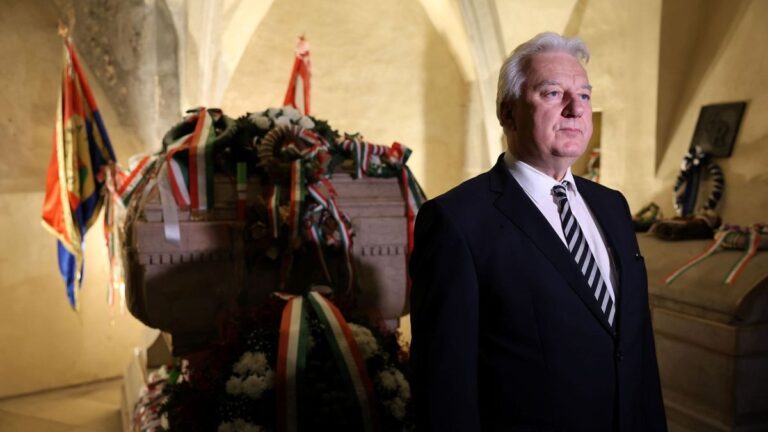 Semjén Zsolt miniszterelnök-helyettes megkoszorúzta II. Rákóczi Ferenc sírját