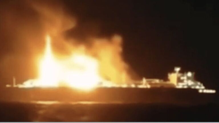 Orosz hajó lángol a Földközi-tengeren