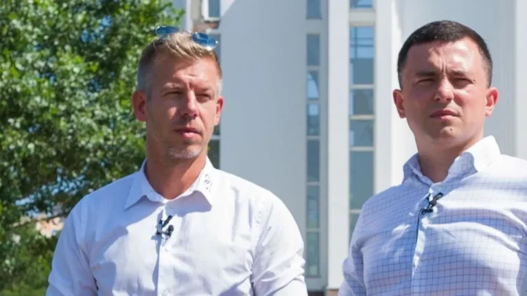 Magyar Péter úgy határolódott el Zelenszkij életveszélyes fenyegetőzésétől, hogy közben együtt dolgozik Kijevvel a kormánybuktatáson