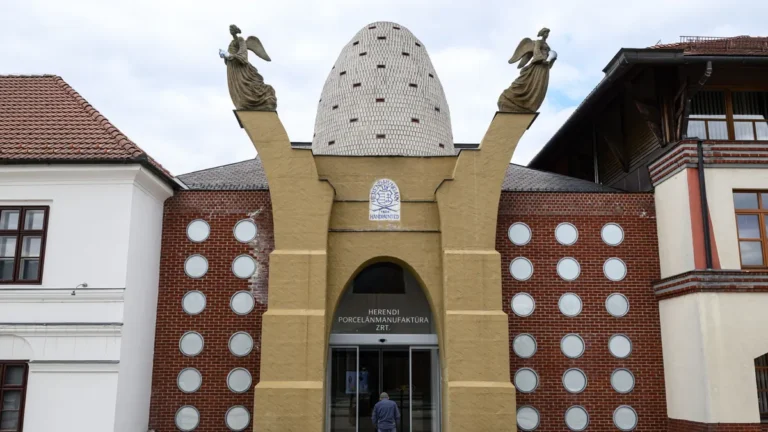 Szijjártó Péter: Hatszáz munkahely vált biztossá a Herendi Porcelánmanufaktúra fejlesztése nyomán