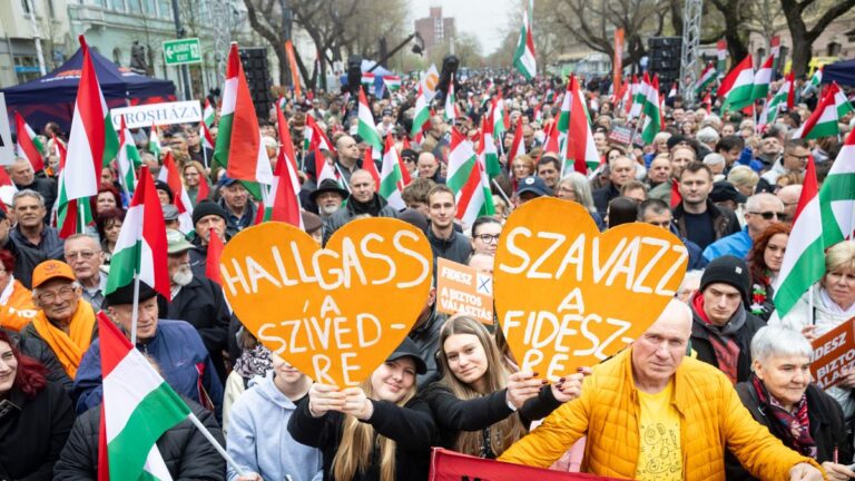 Orbán Viktor: Az ukránok a pénzükkel, az olajblokádjukkal és a kémeikkel próbálnak ukránbarát kormányt létrehozni Magyarországon, ne engedjük, hogy sikerüljön Zelenszkij terve! + videó