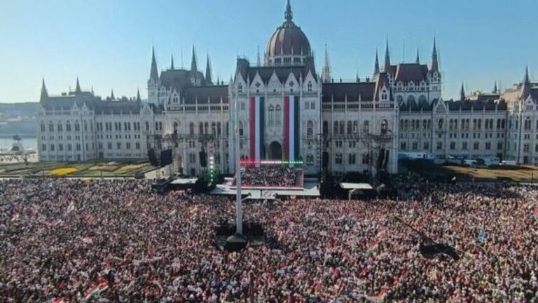 A Fidesz lendületben, a Tisza megfáradt, állítja az elemző + videó