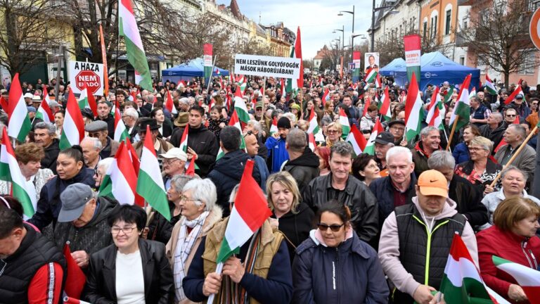 Soha ennyien nem fogtak össze a háború ellen