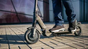 Elütötte a volt minisztert egy gépkocsi, miközben ikreit vitte egy elektromos rolleren