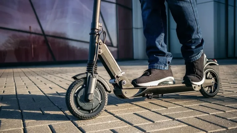 Elütötte a volt minisztert egy gépkocsi, miközben ikreit vitte egy elektromos rolleren