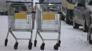 Baj van: üzletei felét zárja be a szakáruházlánc, kiárusítást hirdettek