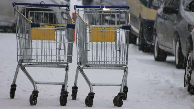 Baj van: üzletei felét zárja be a szakáruházlánc, kiárusítást hirdettek